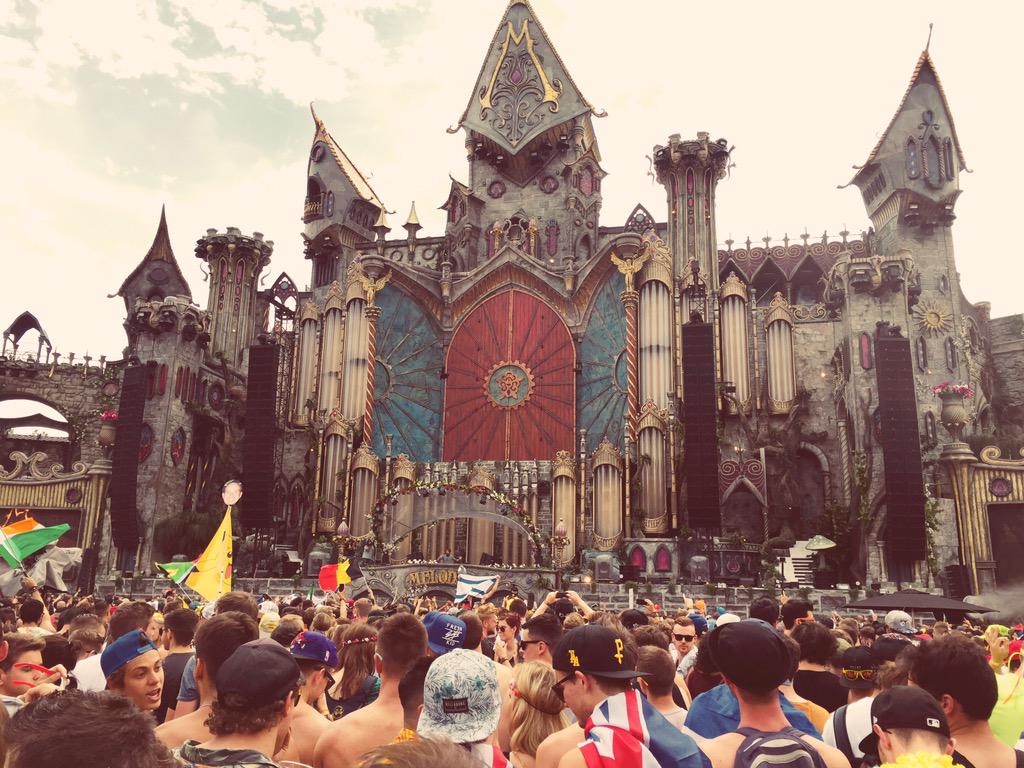 Rubiu5's tweet photo. El bueno de @OliverHeldens en el Main Stage. Este año el escenario parece sacado del Bloodborne o algo xD http://t.co/IY7gEcNan1