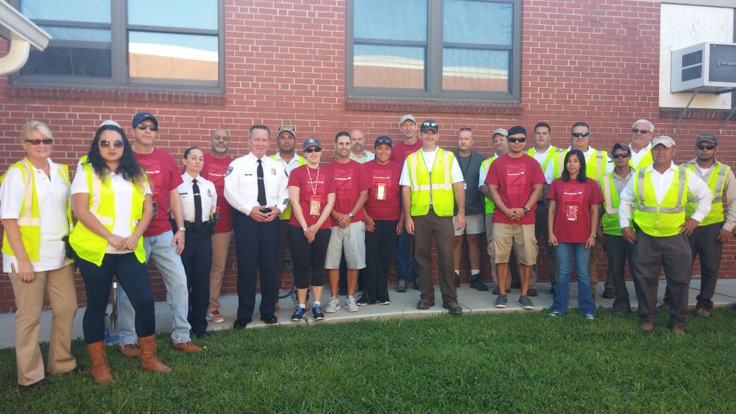 BaltimorePolice's tweet photo. #CommDavis & Lt Col.Hyatt working w/ #BankofAmerica & #Brickman.Cleaning our Southeast District.π·πΉπ»#communitypolicing http://t.co/khZTUQOGZ4