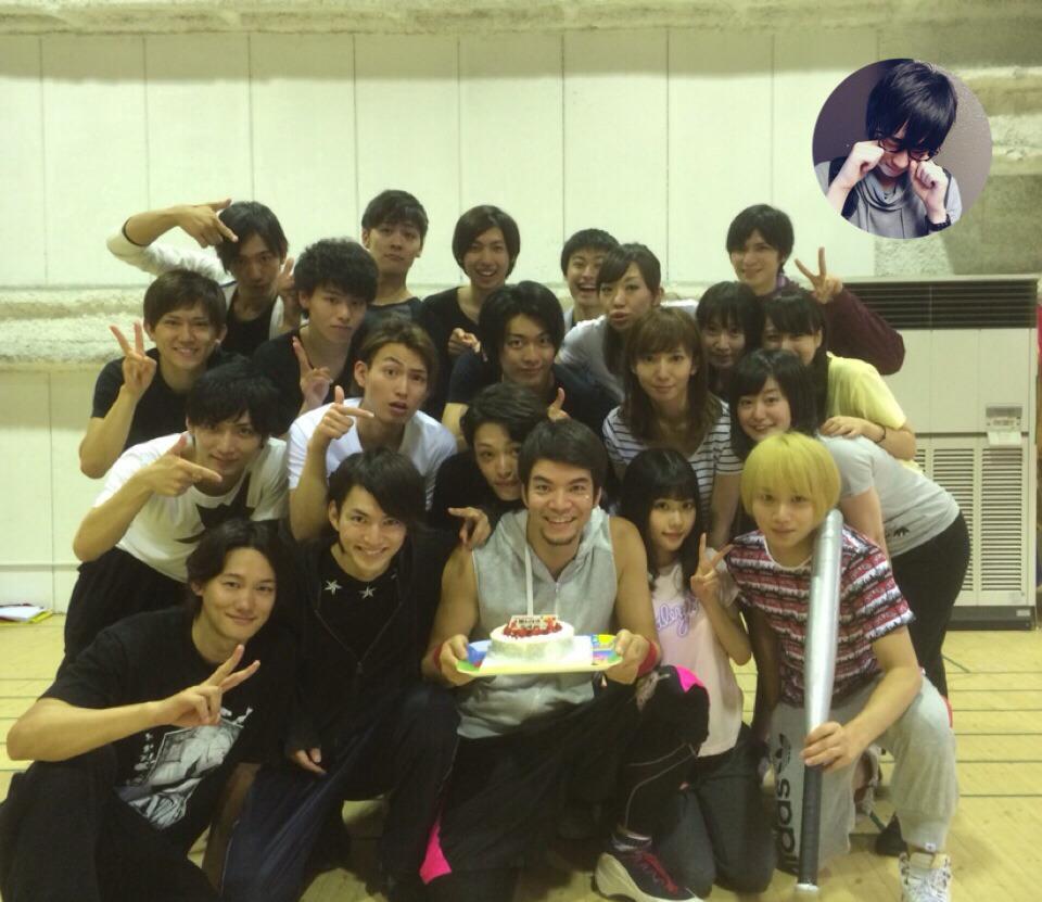 荒牧慶彦 今日は鎌本役のまっちゃんの誕生日 まっちゃんおめでと ヽ ノ 俺は別の仕事がありこのタイミングでは祝えなかったから 集合写真の欠席者風に写真にいれてもらいました W 笑 Http T Co By68hu3pea