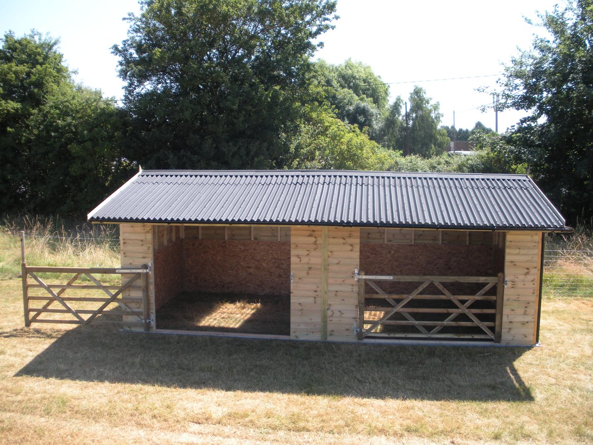 ColtStables's tweet image. Awful weather....time to invest in a field shelter :/