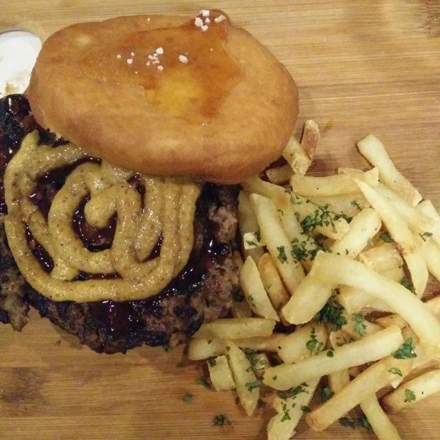 unSauLicited's tweet photo. Instagram: The Lisa Burger of #SpliceRestoBar Hello there, gorgeous donut burger. http://t.co/bqBV6DHR8U http://t.co/IsgoQY24hg