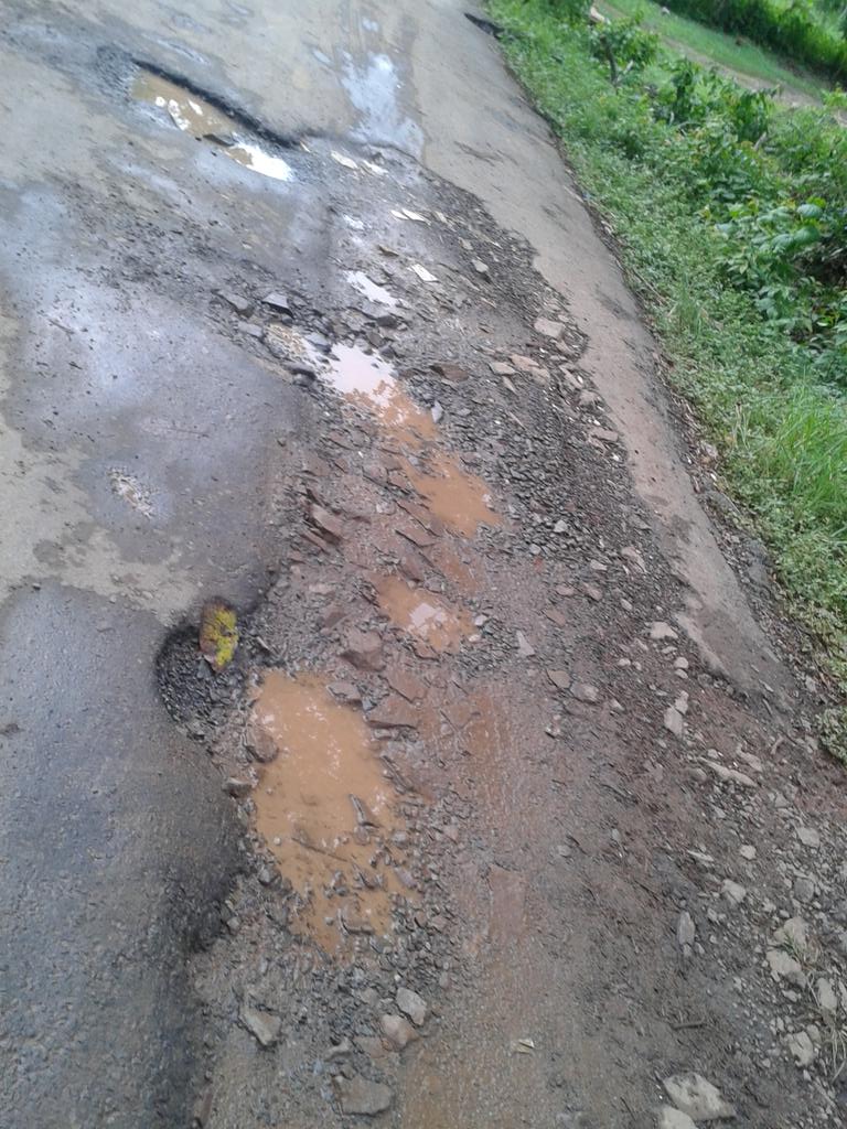 arielgg507's tweet photo. @LuisCasis20 señor casis  ya que por producto de esta calle en mal estado estan robando demaciado en horas nocturnas http://t.co/1vKaVSkiVQ
