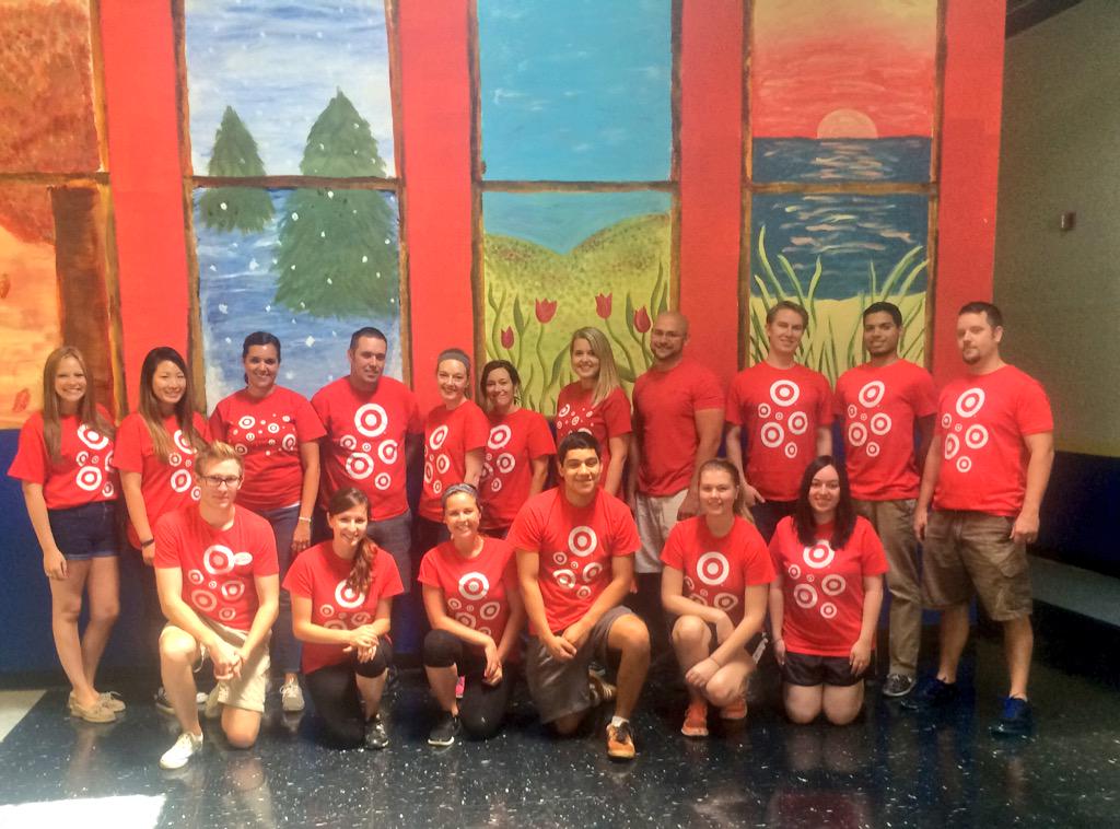 sh_shaffer's tweet photo. D460 team loves volunteering! Thanks @Marc1donald for having us! #R400community #R400InternAmazingMoment @sarahnold http://t.co/N4YKwa8jhs