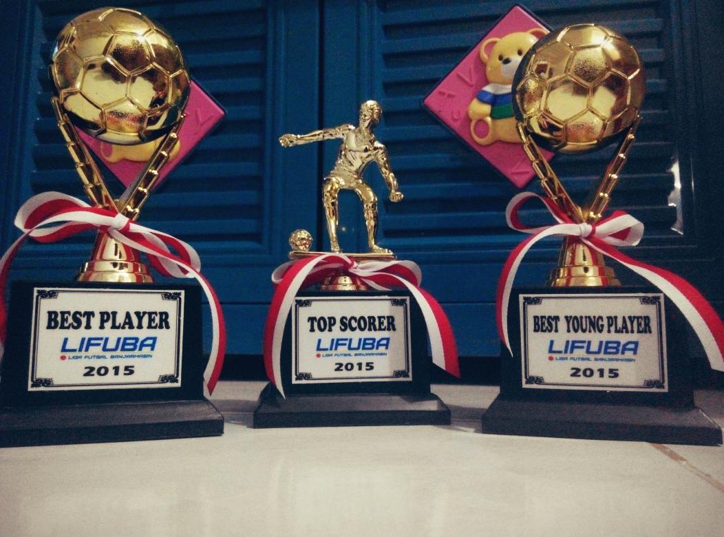 Ini Piala utk Best Player, Top Scorer &amp; best young Player.. Menurut kalian siapa yg layak menerima piala ini tweeps ?