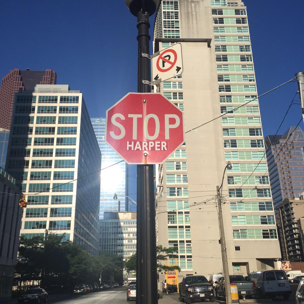 Dreh55's tweet photo. Love the newly decorated stop signs on Jarvis! http://t.co/wAZyA46wuc