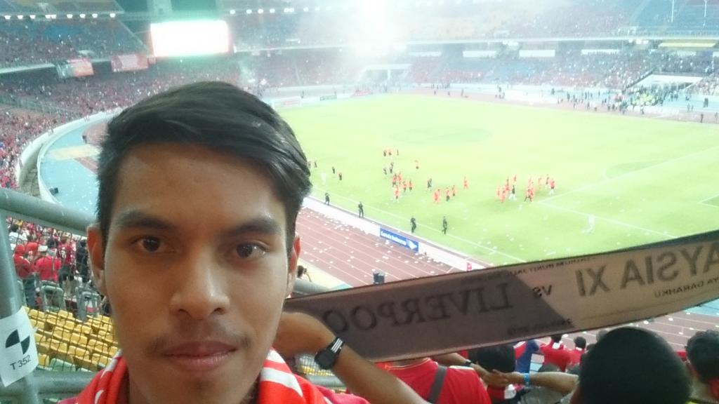 shamirolshahid's tweet photo. Selfie with the whole @LFC squad here at bukit jalil #MyFirstLFCGame 😁🔴🙌 http://t.co/miS87vfsm0