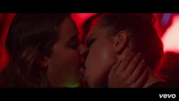 unbroky's tweet photo. Demi entendeu q a gente queria um beijo lésbico,mas ela não entendeu que a gente queria o dela #WatchCoolForTheSummer http://t.co/rYpmuRmJtP
