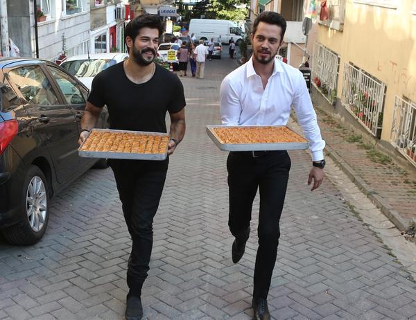 berkatandelisii's tweet photo. ♥ Burak ve murat diyenler FAV 

♥ berk ve tolga diyenler    RT 

( ŞİMİDİ NAAPCAKSINIZ ?¿) http://t.co/7iFQc8Yt1N