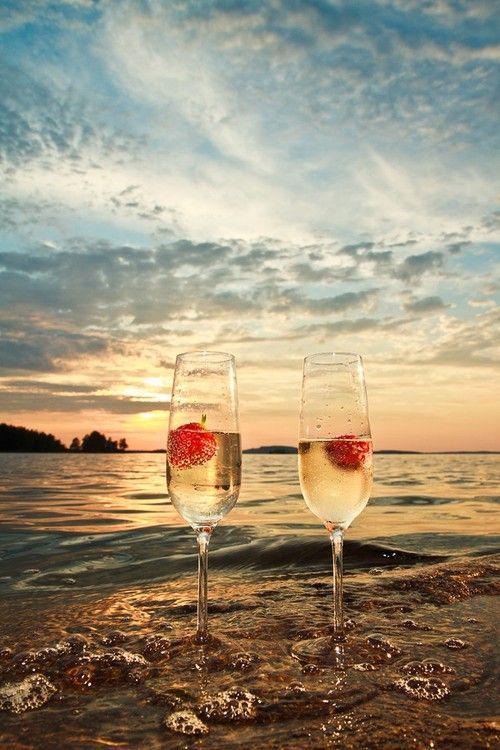 FlyRooftopBarBM's tweet photo. Sunsets and Champagnes are the kind of combinations we love here @FlyRooftopBarBM #LetYourSpiritFly #HappyFriday http://t.co/Z3jjlRMu8D