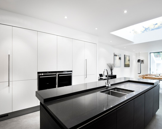 RotpunktUsa's tweet photo. #German #black & #white #kitchen
#Inspirtion #InteriorDesign #StJamesDesign http://t.co/tJ9IUyBm6O via @StJamesDesignuk