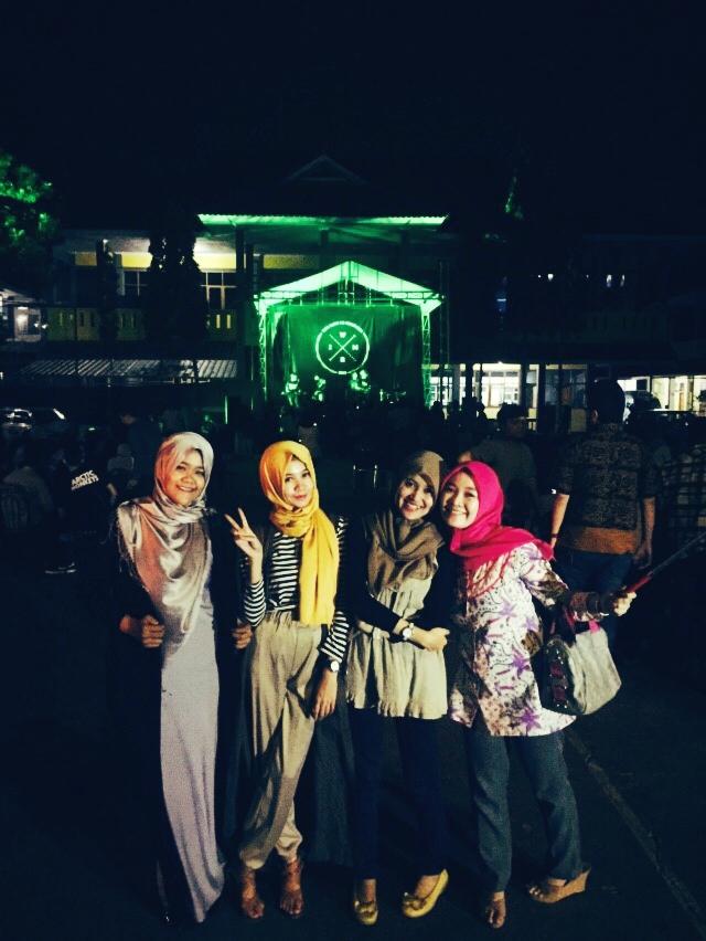 azkaannisaa's tweet photo. Sayaaaang sama kalian ! Ketjuuuuuuup @tenymouse @Indrianidine @SusanUcan 😘😘😘😘 http://t.co/CZAuMQiGe0