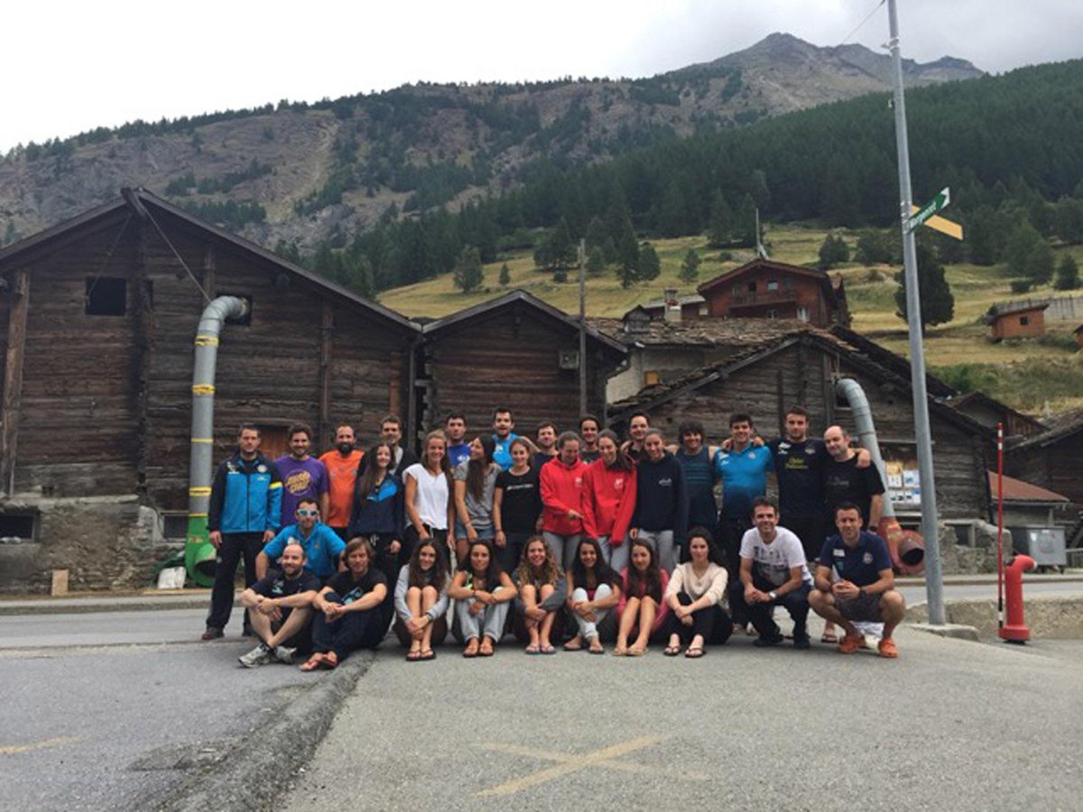 maneltahull's tweet photo. La #RFEDI establece su centro de entrenamiento en la estación Suiza de #SaaFee para los entrenamientos de esquí http://t.co/yp58B1uter