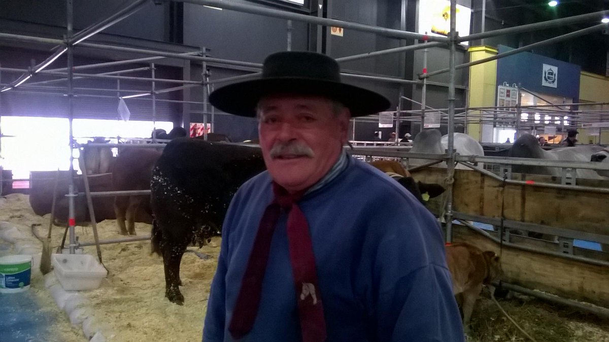 Con pericia de cabañero, Oscar Adanes logro q Larreta naciera sin inconv.  En #HerefordyLimousin tnms mucho p contar!