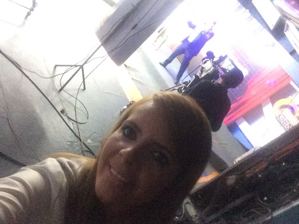 mejia_kenia's tweet photo. Estamos por iniciar #viernesdeKaraoke @ArribaMiGente21 #noselopierda #music #canton2015 #esforzandonosporusted http://t.co/6xIXeM4E0g