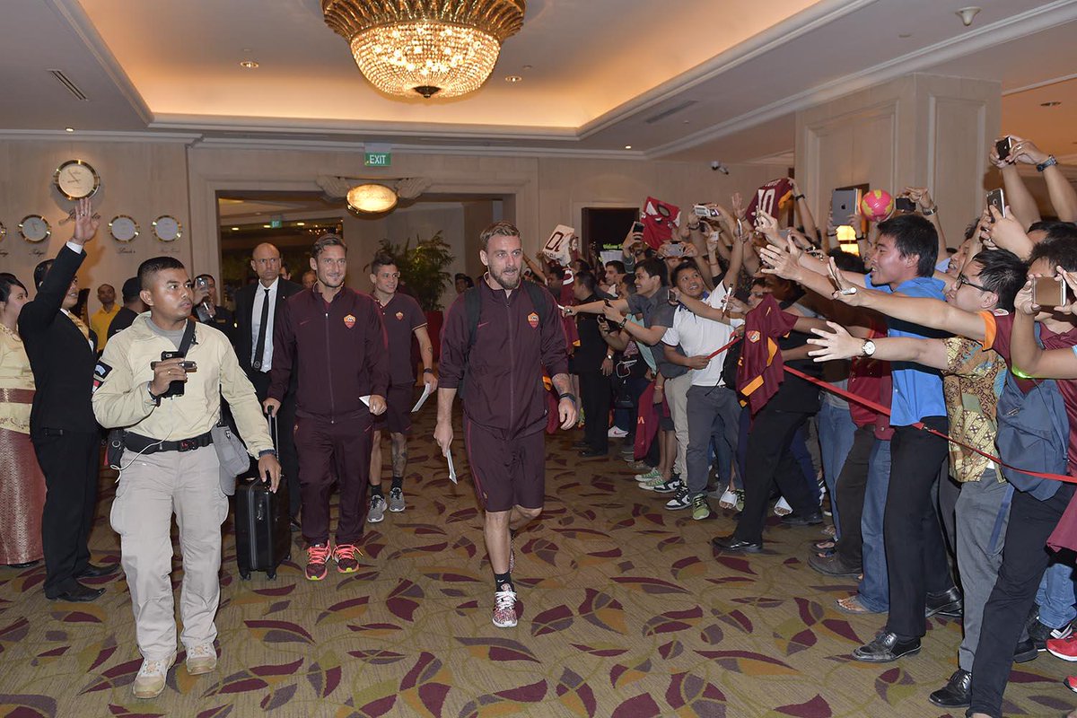 OfficialASRoma's tweet photo. Migliaia di tifosi salutano l'arrivo della #ASRoma in Indonesia http://t.co/9X23HWQWvM http://t.co/SmflU9Cz9o