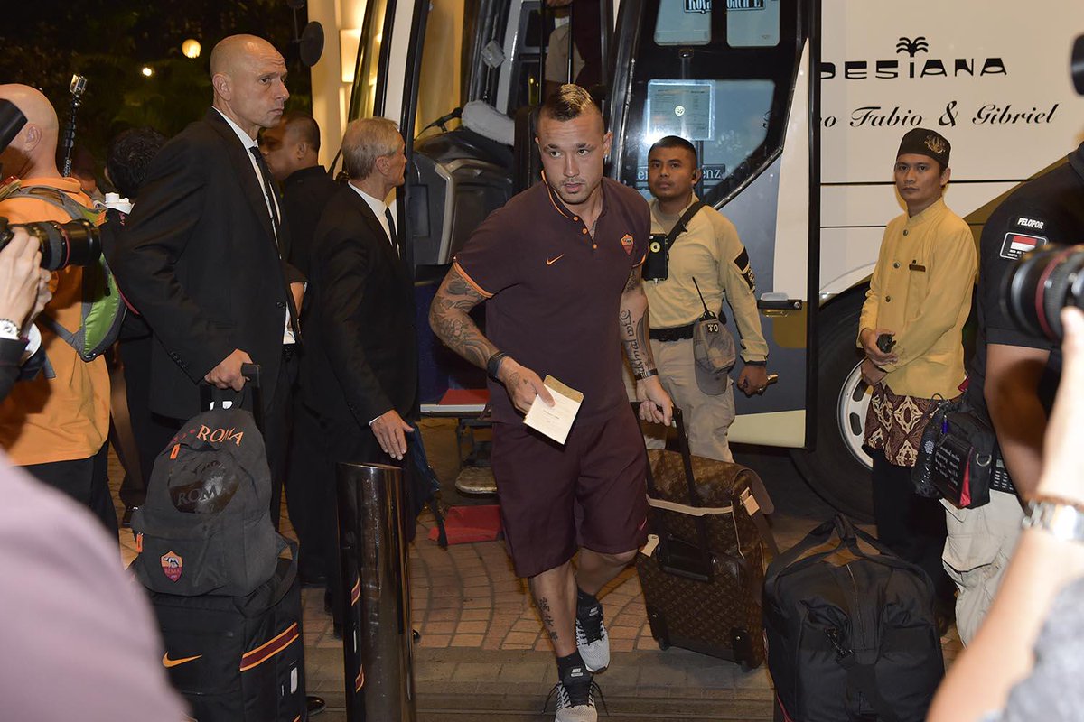 OfficialASRoma's tweet photo. Migliaia di tifosi salutano l'arrivo della #ASRoma in Indonesia http://t.co/9X23HWQWvM http://t.co/SmflU9Cz9o