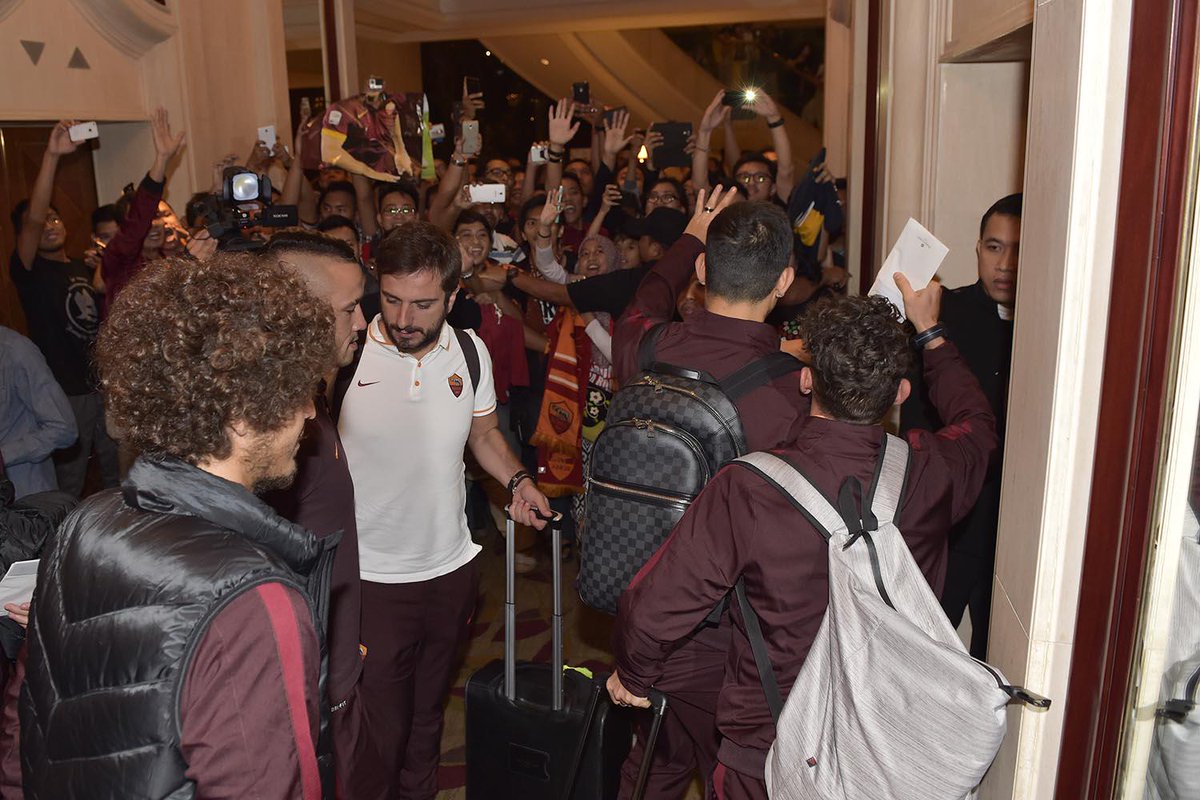 OfficialASRoma's tweet photo. Migliaia di tifosi salutano l'arrivo della #ASRoma in Indonesia http://t.co/9X23HWQWvM http://t.co/SmflU9Cz9o