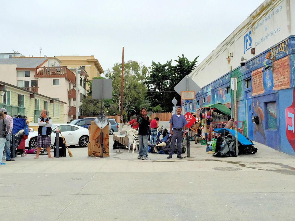 Venice311's tweet photo. Friday shit show shine-up. Crankypants woke up on the wrong side of the sidewalk. http://t.co/vKrkYHZrjl