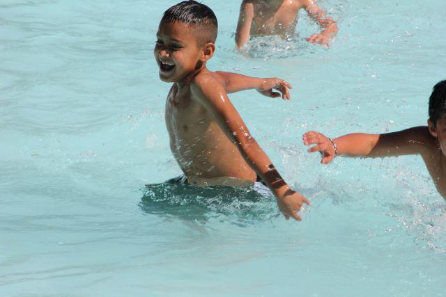 SAParksandRec's tweet photo. #SunsetSplash! Outdoor pools open 1 p.m. - 8 p.m. Fri., Sat., Sun. #Free @SAParksFoundation http://t.co/AXaEzej2cM http://t.co/xAbYuRuUqW
