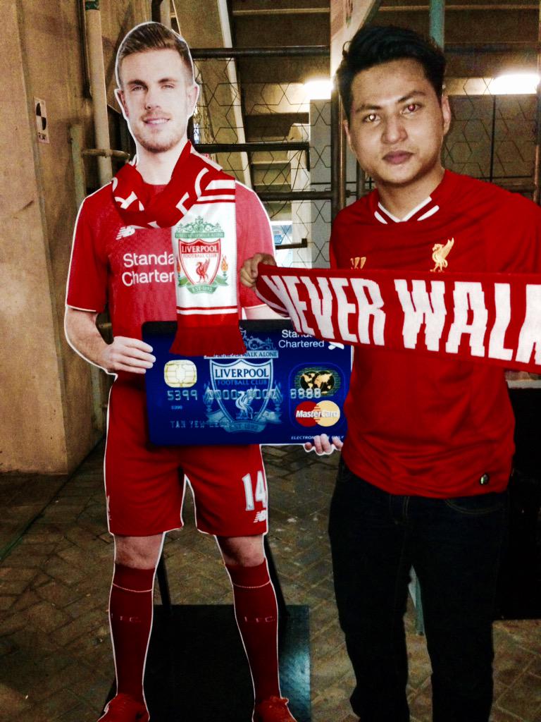 dxnnielll's tweet photo. alhamdulillah dapat jugak amik gambaq dengan kapten liverpool jordan henderson 😅🙊 #MyFirstLFCGame http://t.co/7wu7NCj342