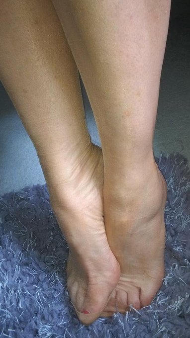 More #feet in #nylon phone pics as promised 💋 http://t.co/za87Fof9aY<a href="/tag/feet"class="tags">#feet</a><a href="/tag/nylon"class="tags">#nylon</a>