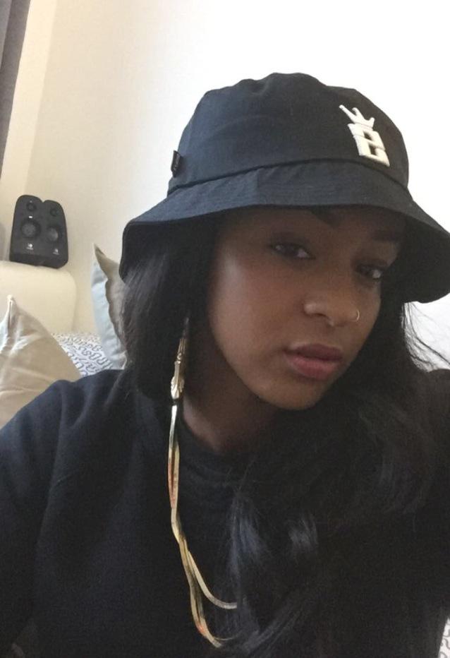 This girl kills it not only with her music but with her selfies daaaamn 😍😜