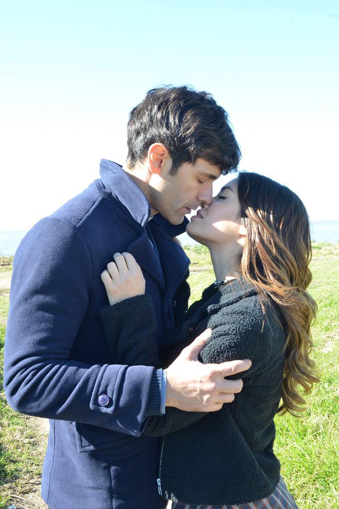Vanebafaro's tweet photo. El beso que puede cambiar la historia 
#EsperanzaMía
Este lunes  21hs @eltreceoficial cc @laliespos @mariannmartinez http://t.co/o8bN5zZo7k