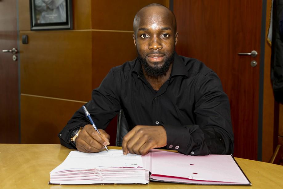 [Lassana Diarra] s'engage 4 ans avec l'OM CKsYQKYUMAA0Klw