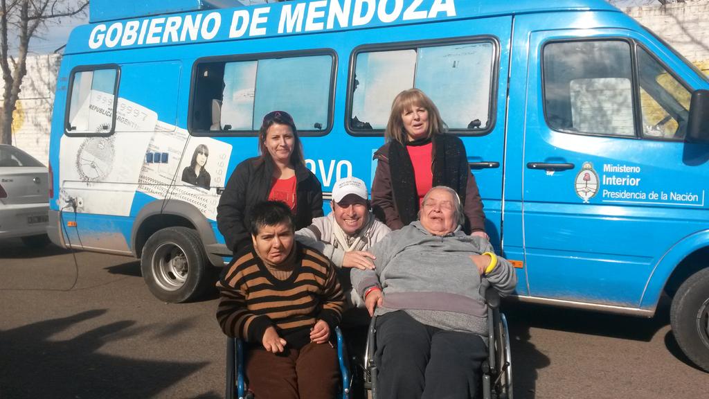 CooperativaMza's tweet photo. La #PlazadeServicios del Gobierno de Mendoza visitó el B° Patrón Santiago d #Guaymallén @MarceloCostaMza @tatimussato http://t.co/hSqdOlNgwa