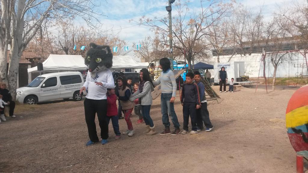 CooperativaMza's tweet photo. La #PlazadeServicios del Gobierno de Mendoza visitó el B° Patrón Santiago d #Guaymallén @MarceloCostaMza @tatimussato http://t.co/hSqdOlNgwa