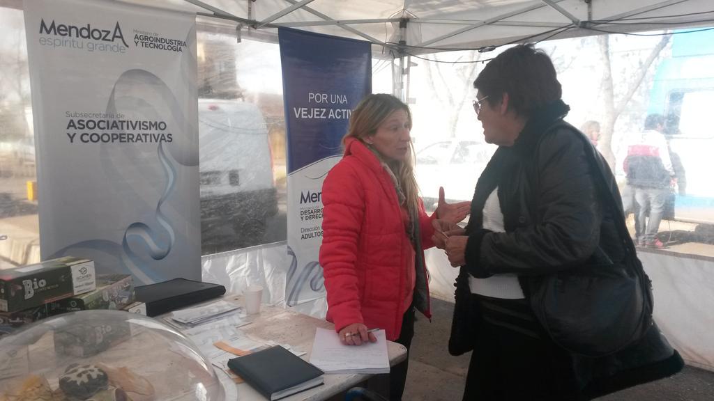 CooperativaMza's tweet photo. La #PlazadeServicios del Gobierno de Mendoza visitó el B° Patrón Santiago d #Guaymallén @MarceloCostaMza @tatimussato http://t.co/hSqdOlNgwa