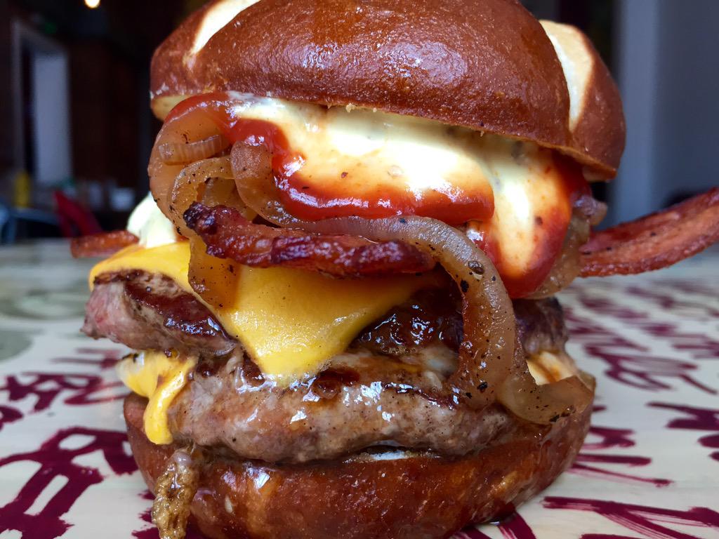FamousEats's tweet photo. Soon - NEW MENU

NEW BURGERS
NEW BUNS
NEW WINGS
NEW FRIES
NEW DESSERTS
NEW COCKTAILS

RT, 💥🎉WIN🎉💥 &amp; be the 1st TO TRY http://t.co/YOCBvJlmKJ