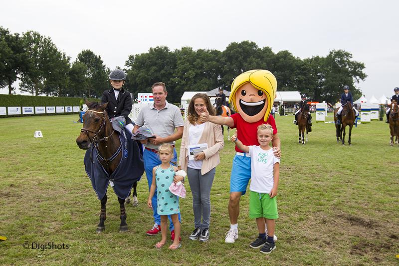 In de <a href="/GielHermansjr/">Giel Hermans🚜🚒🥷</a> Hermans Suikermais Prijs winst voor Rens Bogers &amp; Renske Bisschops met Milo #kids #pony #moment