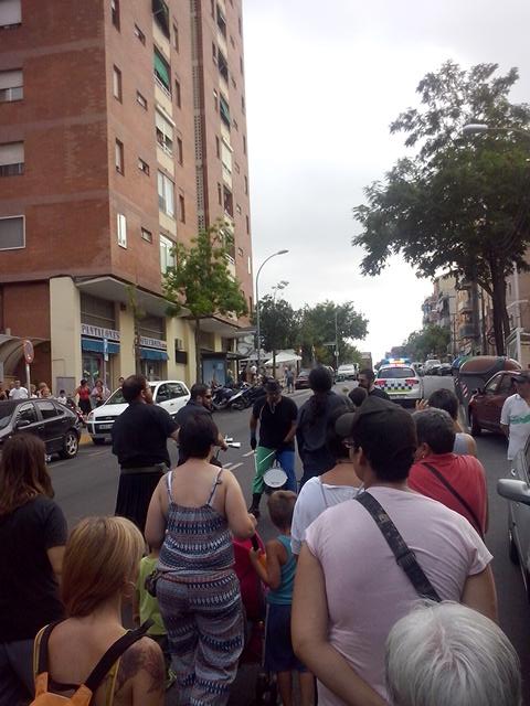 avvlloreda's tweet photo. Començem la #FestaMajor amv el cercavila per al barri amb el Gran Clan Suricato #Badalona http://t.co/sUKALohOhk