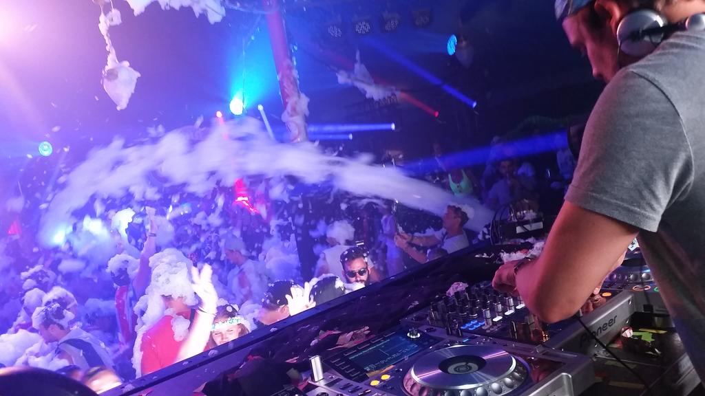 Desperados_BE's tweet photo. .@FederUniverse is currently showing his #PartyInstinct to the people of #DesperadosClub @tomorrowland! #epicparty http://t.co/ShsDqV5fRg