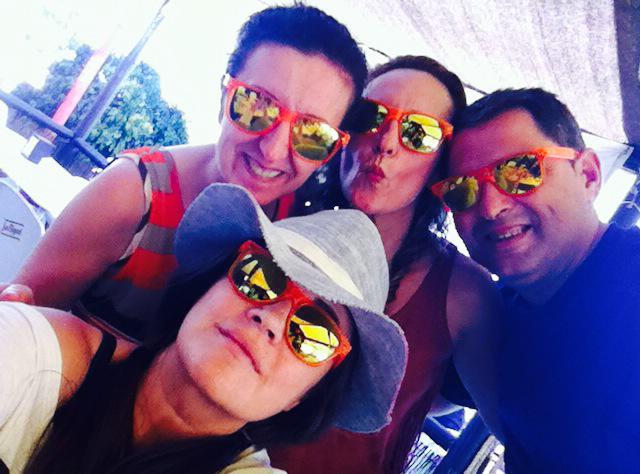 70mariviar's tweet photo. Disfrutando con las gafas de @rulliangels con @mariadelmar347 @blasmedina28 @mamenfa33 vente al @madero_el 😄😄😀👏👏👏📢 http://t.co/NJyXcM8uCr