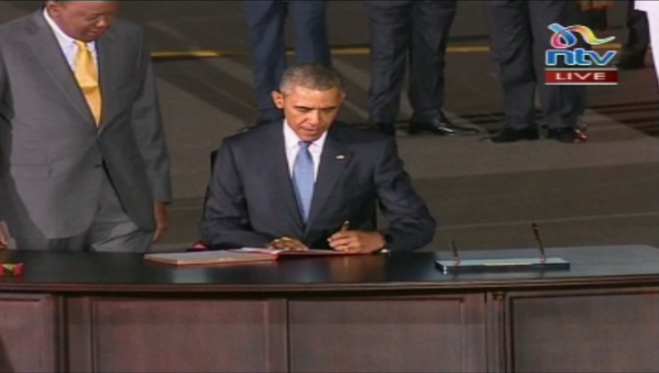 NationFmKE's tweet image. @UKenyatta &amp;amp; @BarackObama are both left-handed, same height and their spouses were born in the same year