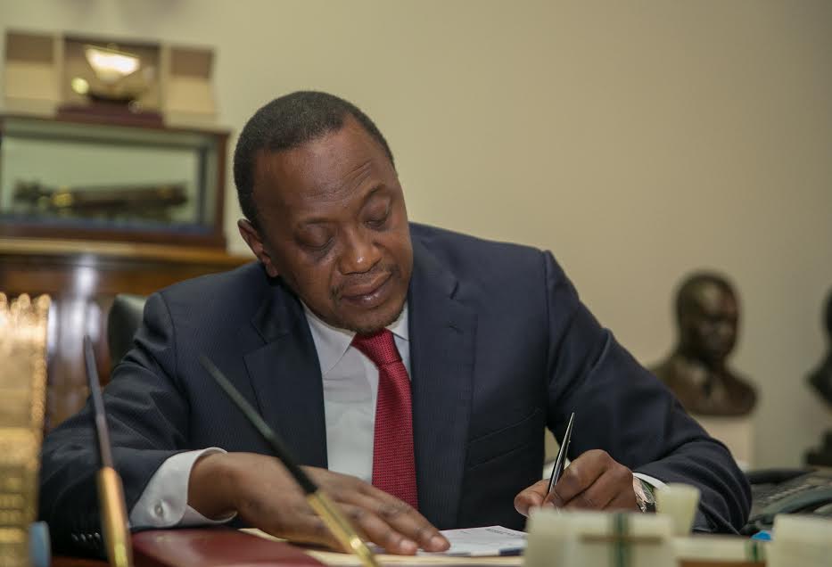 NationFmKE's tweet image. @UKenyatta &amp;amp; @BarackObama are both left-handed, same height and their spouses were born in the same year