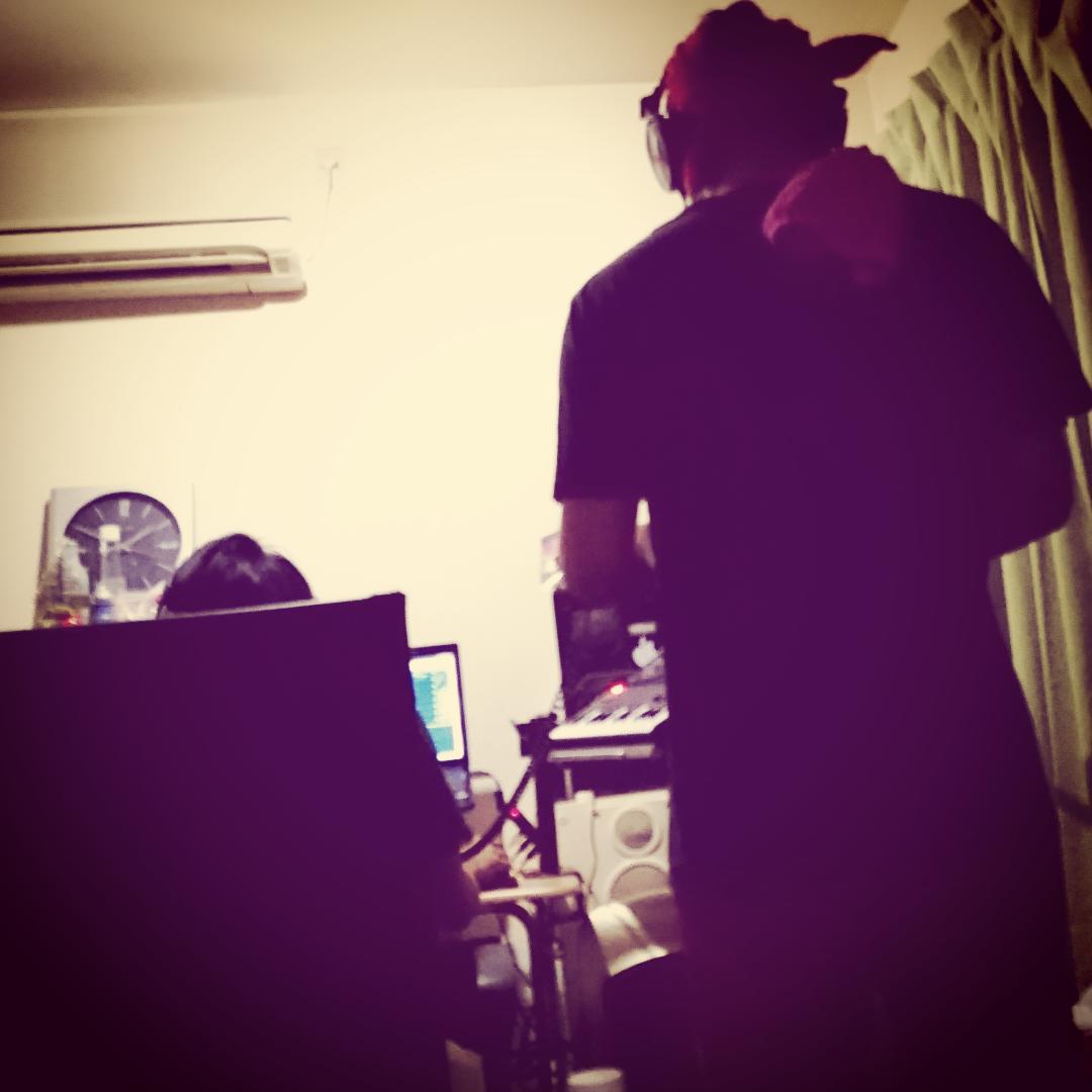 JULY_fromELKst's tweet photo. までRec♫

#7月度新曲 #recording #冷房なし
#汗だく #おひげさん #苦戦してます #頑張れ #okamotojun #ELKst #instadaily #instagood http://t.co/UOvMKjlbM6