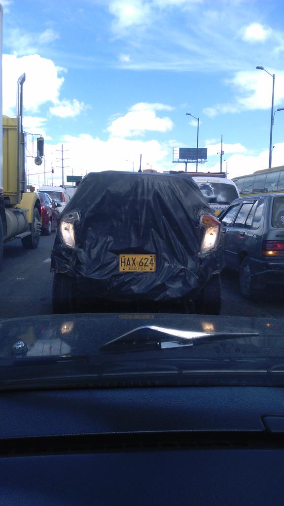 JHONPRADA08's tweet photo. @CazanoticiasRCN q tal este vehiculo transitando p la autopista sur muy lindo se ve con esa bolsa negra de carroceria http://t.co/C5qITaRgav