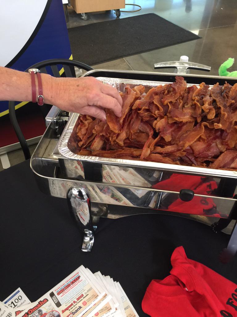 CrashDavis's tweet photo. Free @FarmlandFoods bacon! @HyVee  180th Pacific! #bfo2015. @BaconFestOmaha @1019thekeg http://t.co/bW1x02M9Gl
