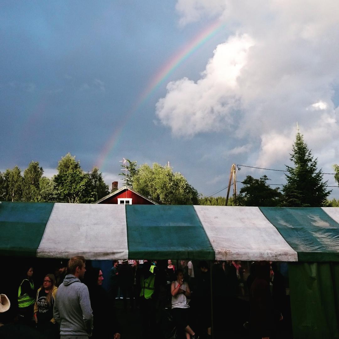 TLevomaa's tweet photo. #Naamat festivaaleilla bongattu #sateenkaari @Naamat_festari http://t.co/TUXdZqp1pR