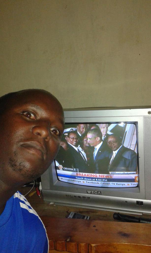 Joykahappy's tweet image. "@julimuffn: #ObamaReturns atti selfie with Obama, Kenyans you win 😹😹😹 http://t.co/nP62lNxHyg" hio Ni kali.