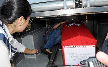 Büyük insanlik kocasının tabutuna sarılan bu gariban kadındır. Siz değilsiniz.