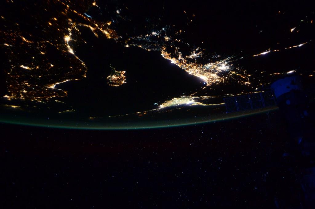 StationCDRKelly's tweet photo. Day 119. Starry night over Eastern Mediterranean lights. Good night from @space_station! #YearInSpace http://t.co/seLXaEMVem