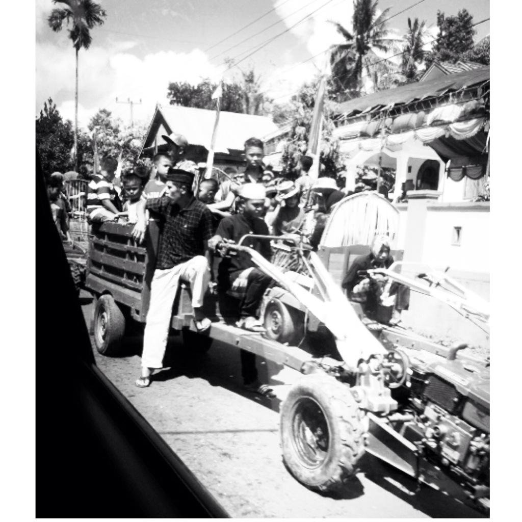 Astyleeds's tweet photo. Kendaraan para pengantar pengantin di Bone,sulawesi selatan http://t.co/OerAOAcjvn