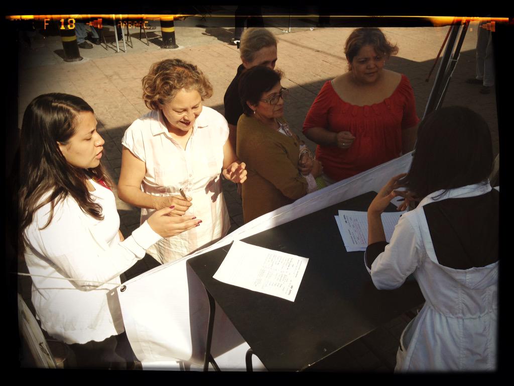 villozart's tweet photo. @centro_news, @torolab y #LiiSA; creando vínculos sólidos con la comunidad con Taller Vecinal Diseño #ModaFuncional http://t.co/JkrUhby6PC