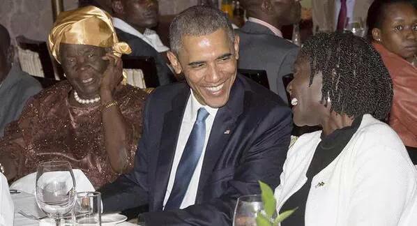 ElijahKyama_'s tweet photo. Familia kwanza hao wengine baadaye #ObamaReturns  #ObamaOnGOtv http://t.co/3DNCV17YjC