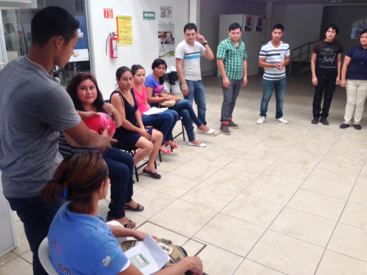 CambiaTiempo's tweet photo. Mientras esperan para inscribirse, los futuros participantes de #CambiaTutiempo se integran jugando #LaPapaSeQuema. http://t.co/h7lgOtYysI
