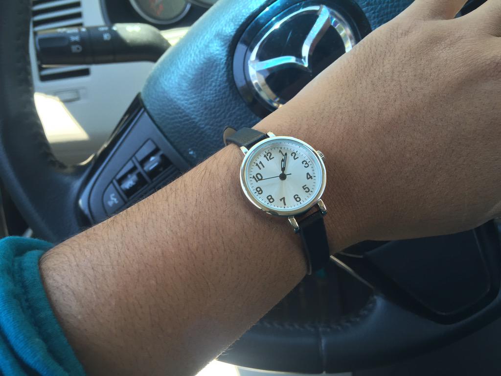 LaTabanita's tweet image. It had to happen, phone is too big for me to popping it out just to check the time #iPhone6plus #phoneproblem